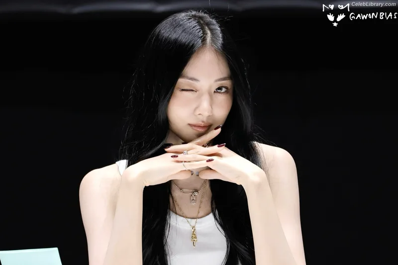 Gawon (Lee Ga-won (이가원) MEOVV) photo 10 of 369