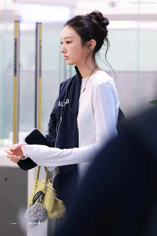 Gawon (Lee Ga-won (이가원) MEOVV) photo 6 of 369