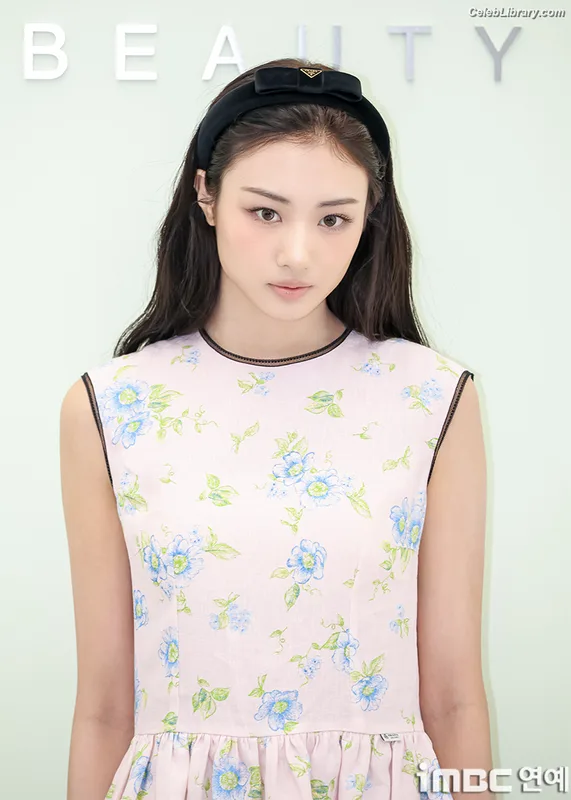 Gawon (Lee Ga-won (이가원) MEOVV) photo 10 of 369