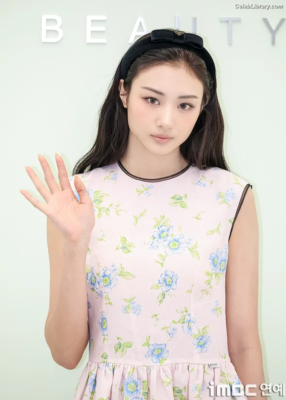 Gawon (Lee Ga-won (이가원) MEOVV) photo 8 of 369