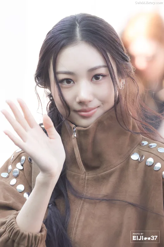 Gawon (Lee Ga-won (이가원) MEOVV) photo 10 of 369