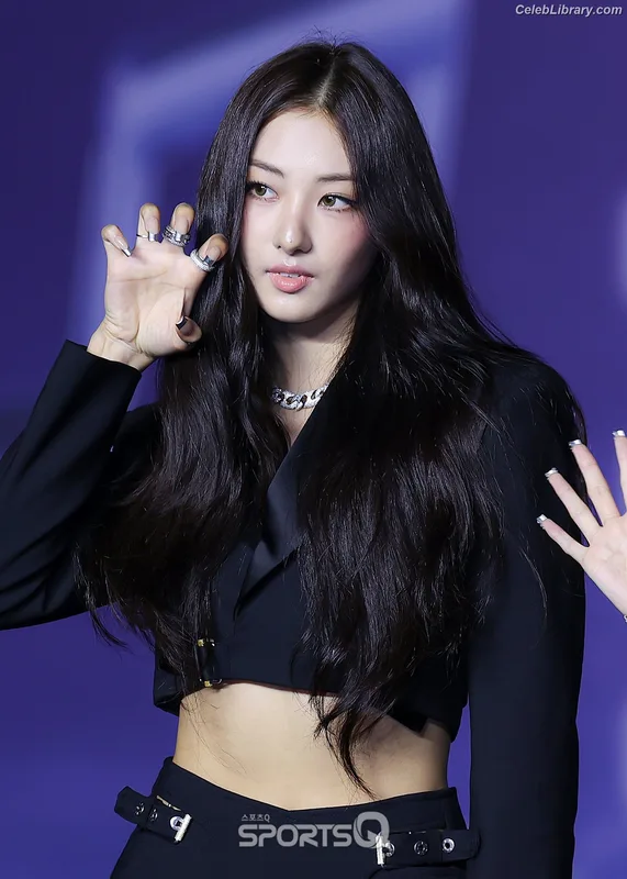 Gawon (Lee Ga-won (이가원) MEOVV) photo 10 of 369
