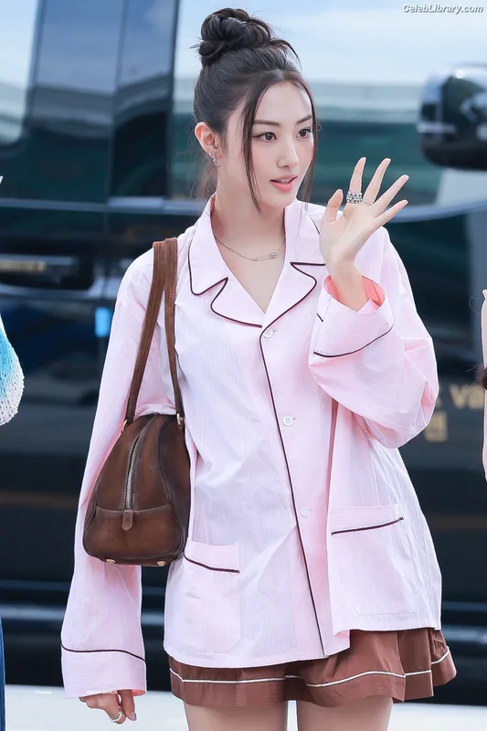 Gawon (Lee Ga-won (이가원) MEOVV) photo 15 of 369