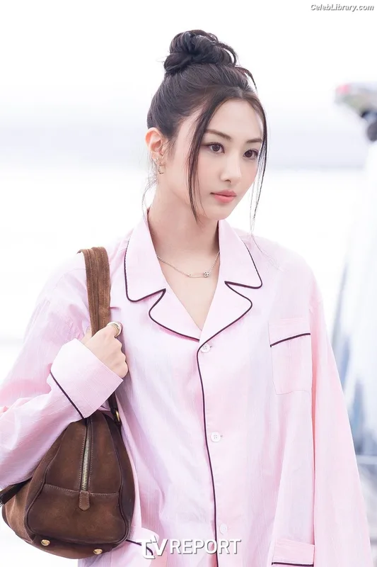 Gawon (Lee Ga-won (이가원) MEOVV) photo 20 of 369