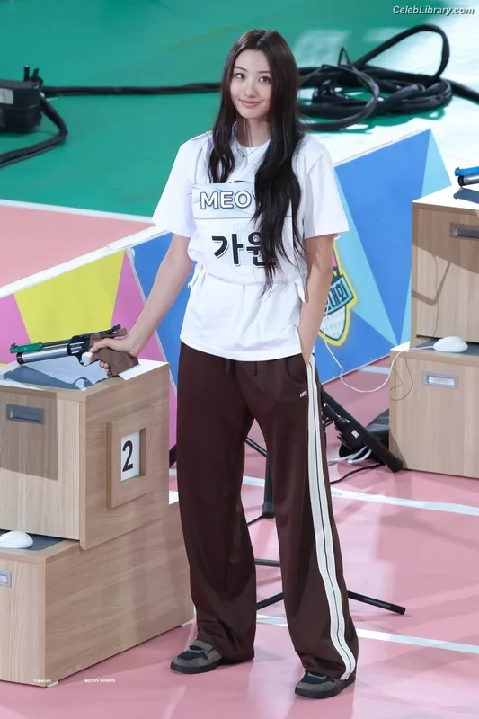 Gawon (Lee Ga-won (이가원) MEOVV) photo 10 of 369