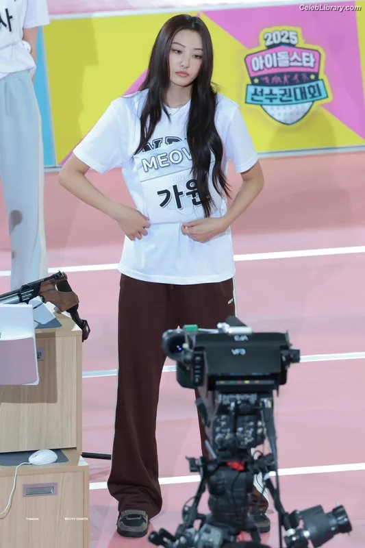 Gawon (Lee Ga-won (이가원) MEOVV) photo 15 of 369