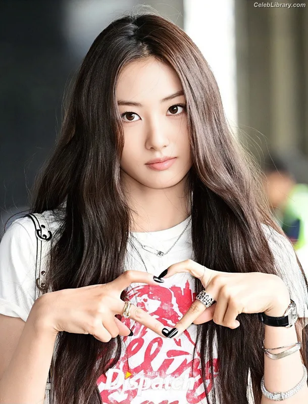 Gawon (Lee Ga-won (이가원) MEOVV) photo 18 of 369