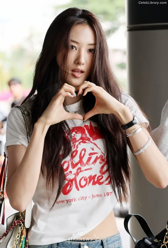 Gawon (Lee Ga-won (이가원) MEOVV) photo 20 of 369