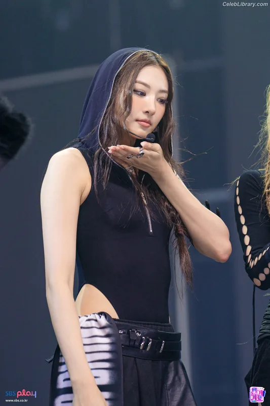 Gawon (Lee Ga-won (이가원) MEOVV) photo 19 of 369