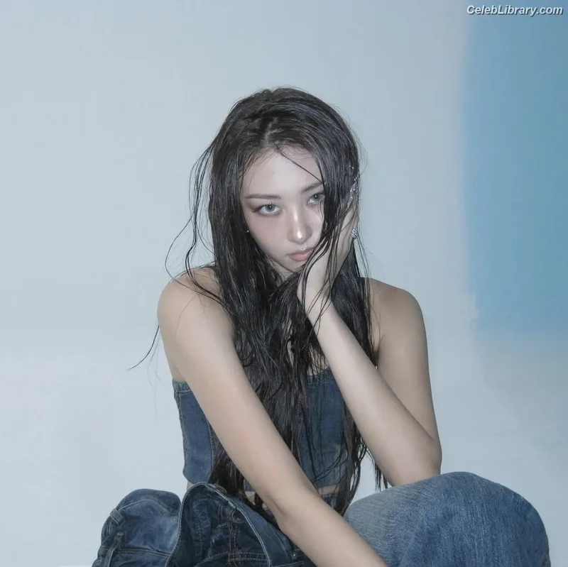 Gawon (Lee Ga-won (이가원) MEOVV) photo 13 of 369
