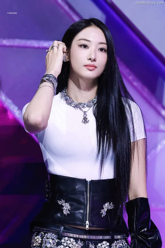 Gawon (Lee Ga-won (이가원) MEOVV) photo 20 of 369