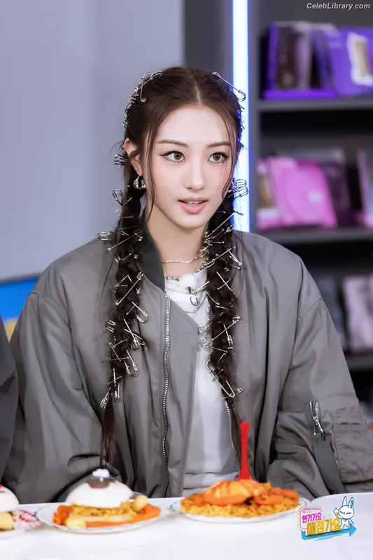 Gawon (Lee Ga-won (이가원) MEOVV) photo 2 of 369