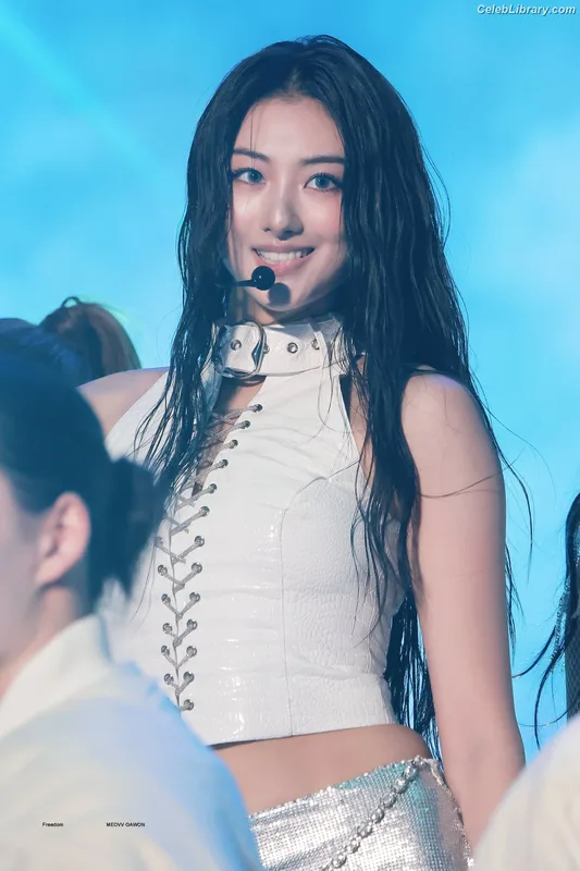 Gawon (Lee Ga-won (이가원) MEOVV) photo 14 of 369