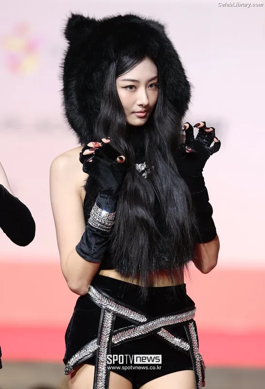 Gawon (Lee Ga-won (이가원) MEOVV) photo 18 of 369