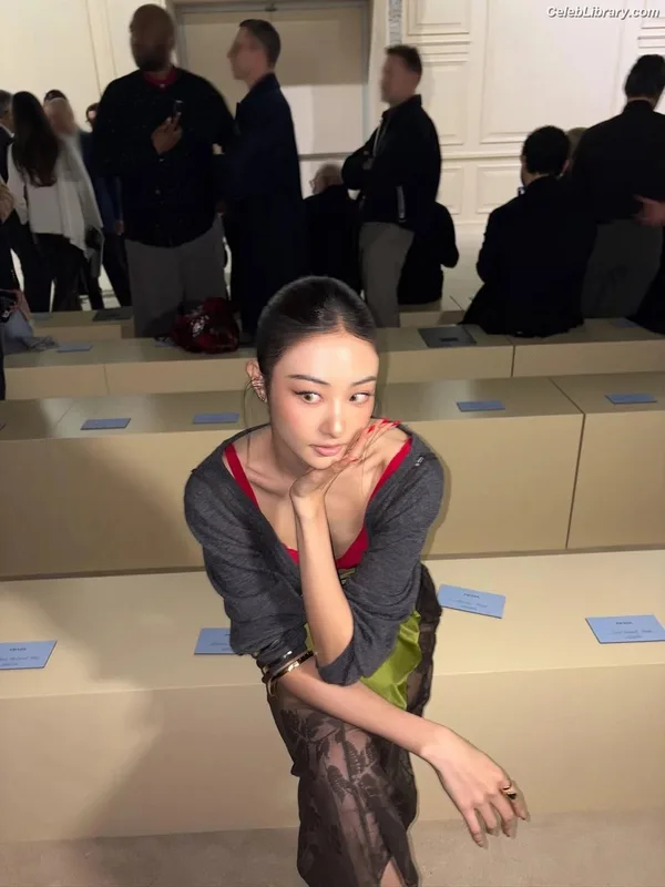 Gawon (Lee Ga-won (이가원) MEOVV) photo 5 of 369