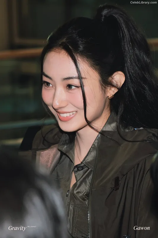 Gawon (Lee Ga-won (이가원) MEOVV) photo 12 of 369