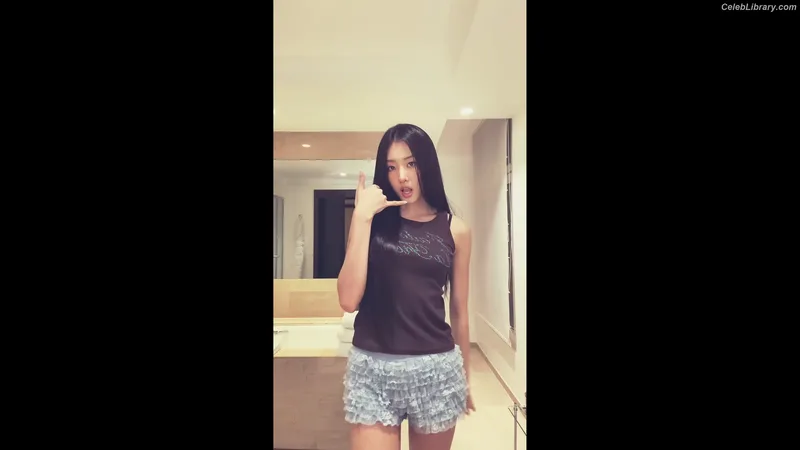 Gawon (Lee Ga-won (이가원) MEOVV) photo 20 of 369