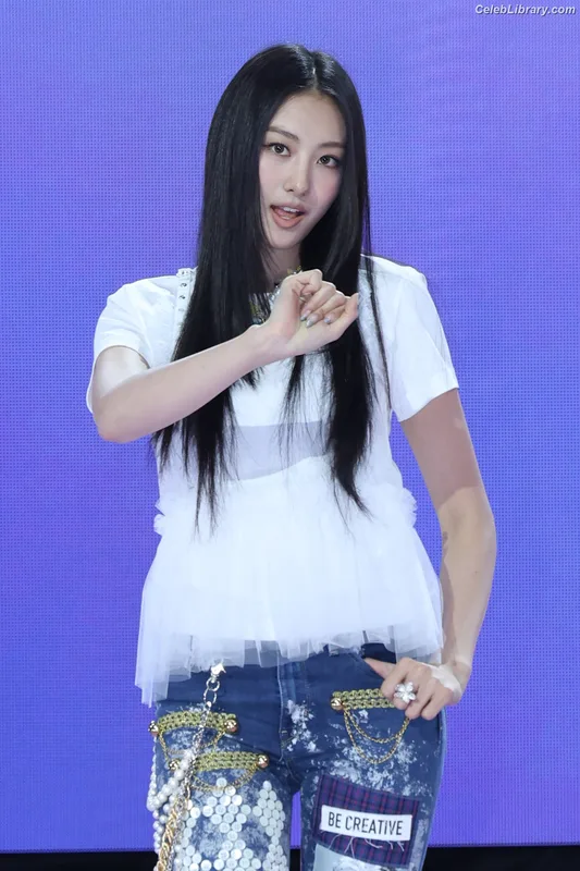 Gawon (Lee Ga-won (이가원) MEOVV) photo 16 of 369