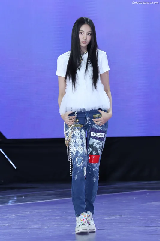 Gawon (Lee Ga-won (이가원) MEOVV) photo 17 of 369