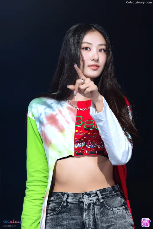 Gawon (Lee Ga-won (이가원) MEOVV) photo 21 of 369