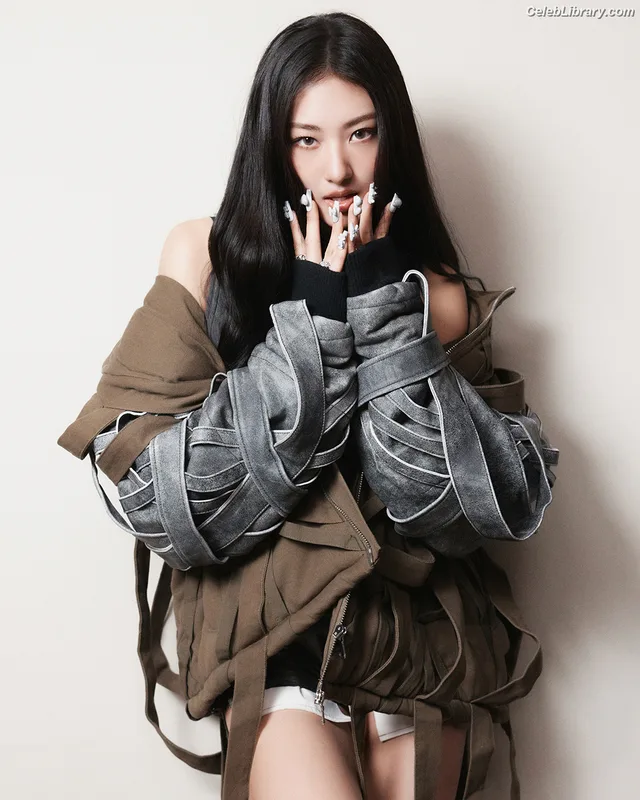 Gawon (Lee Ga-won (이가원) MEOVV) photo 22 of 369