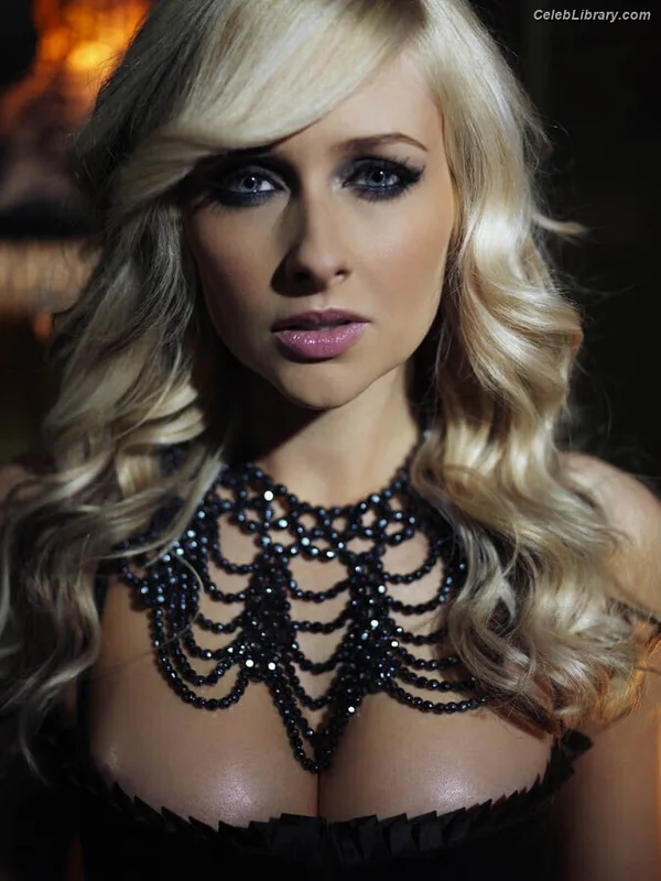 Gemma Merna photo 8 of 73