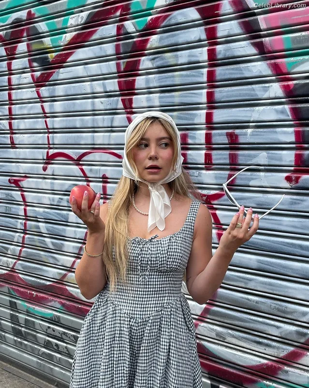 Genevieve Hannelius photo 17 of 313