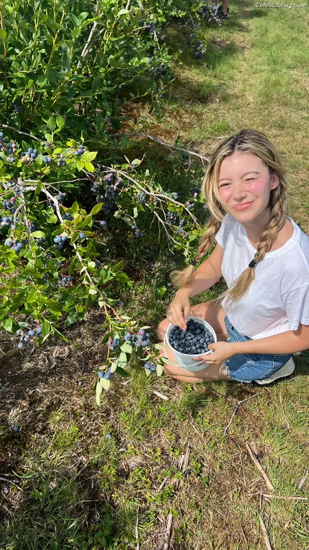 Genevieve Hannelius photo 19 of 313