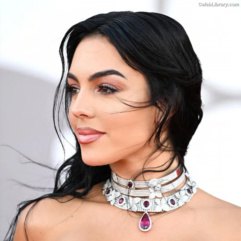 Georgina Rodriguez photo 3 of 268