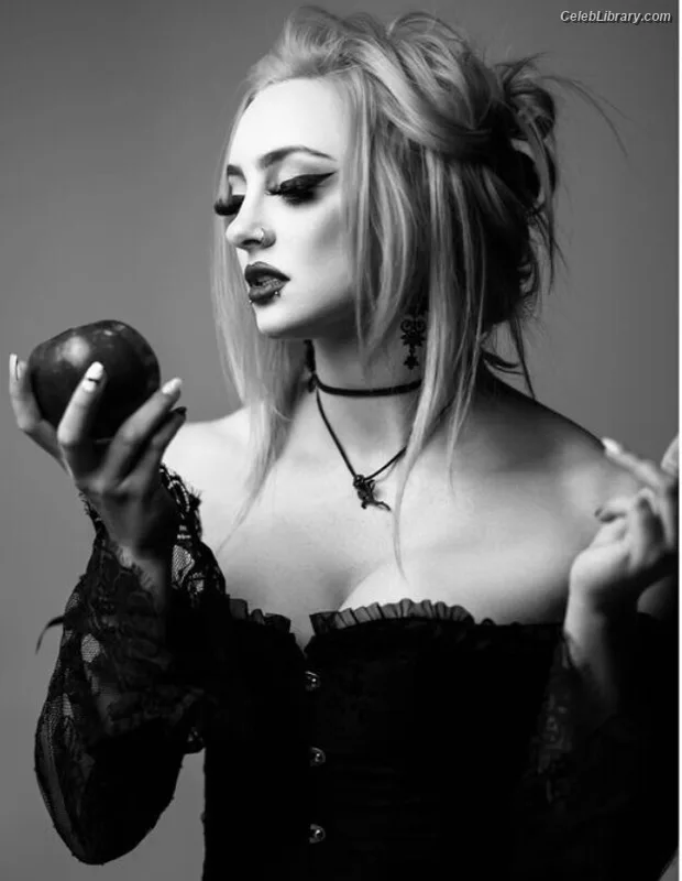 Gigi Dolin photo 14 of 1701