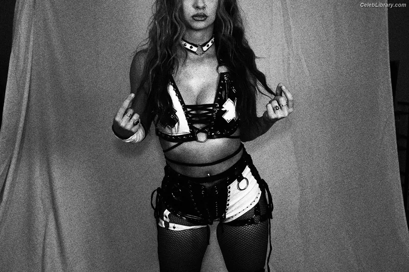 Gigi Dolin photo 21 of 1701