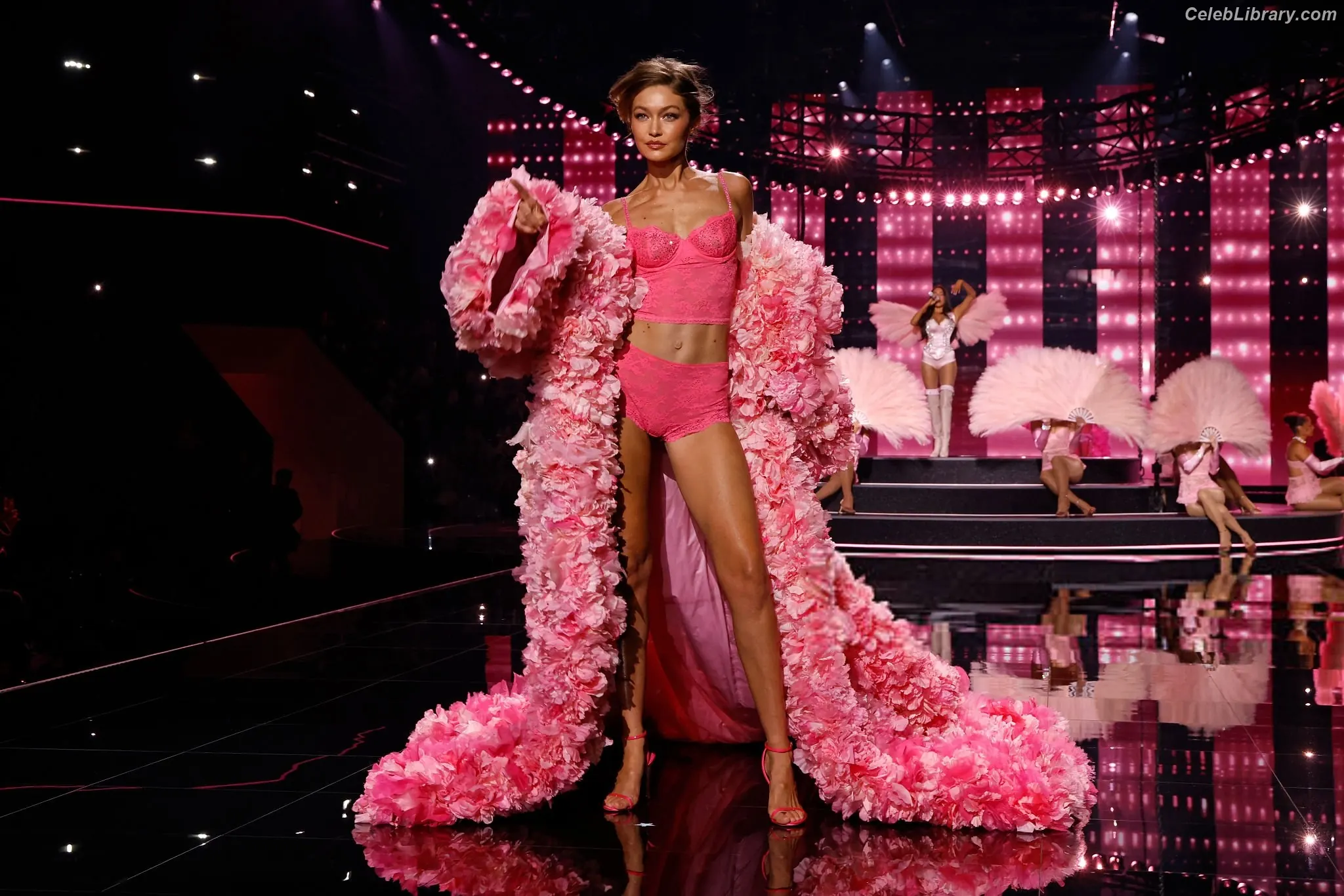 Gigi Hadid photo 10 of 762