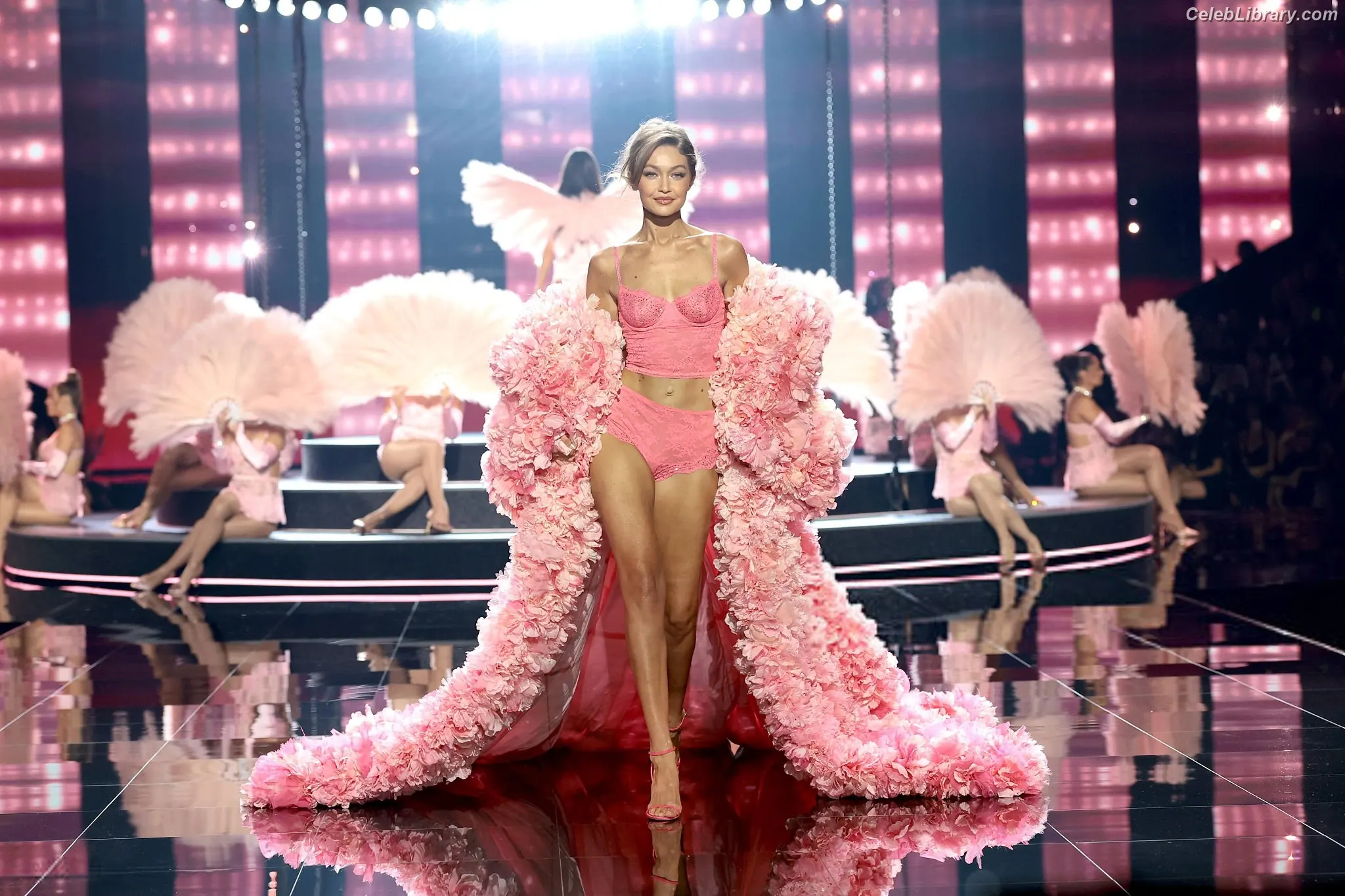 Gigi Hadid photo 16 of 762