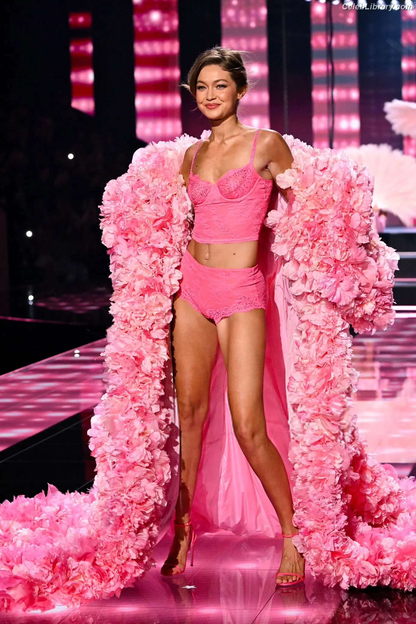 Gigi Hadid photo 5 of 762