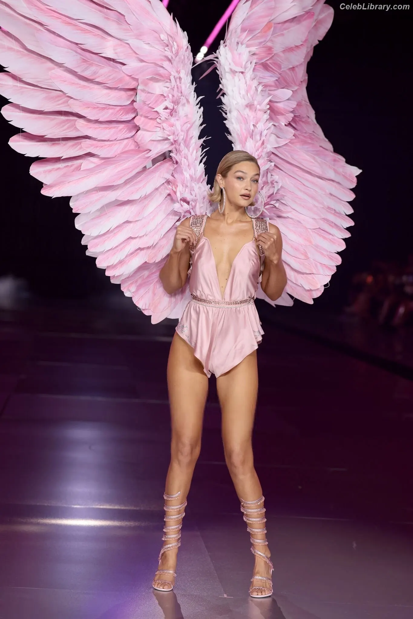 Gigi Hadid photo 8 of 762