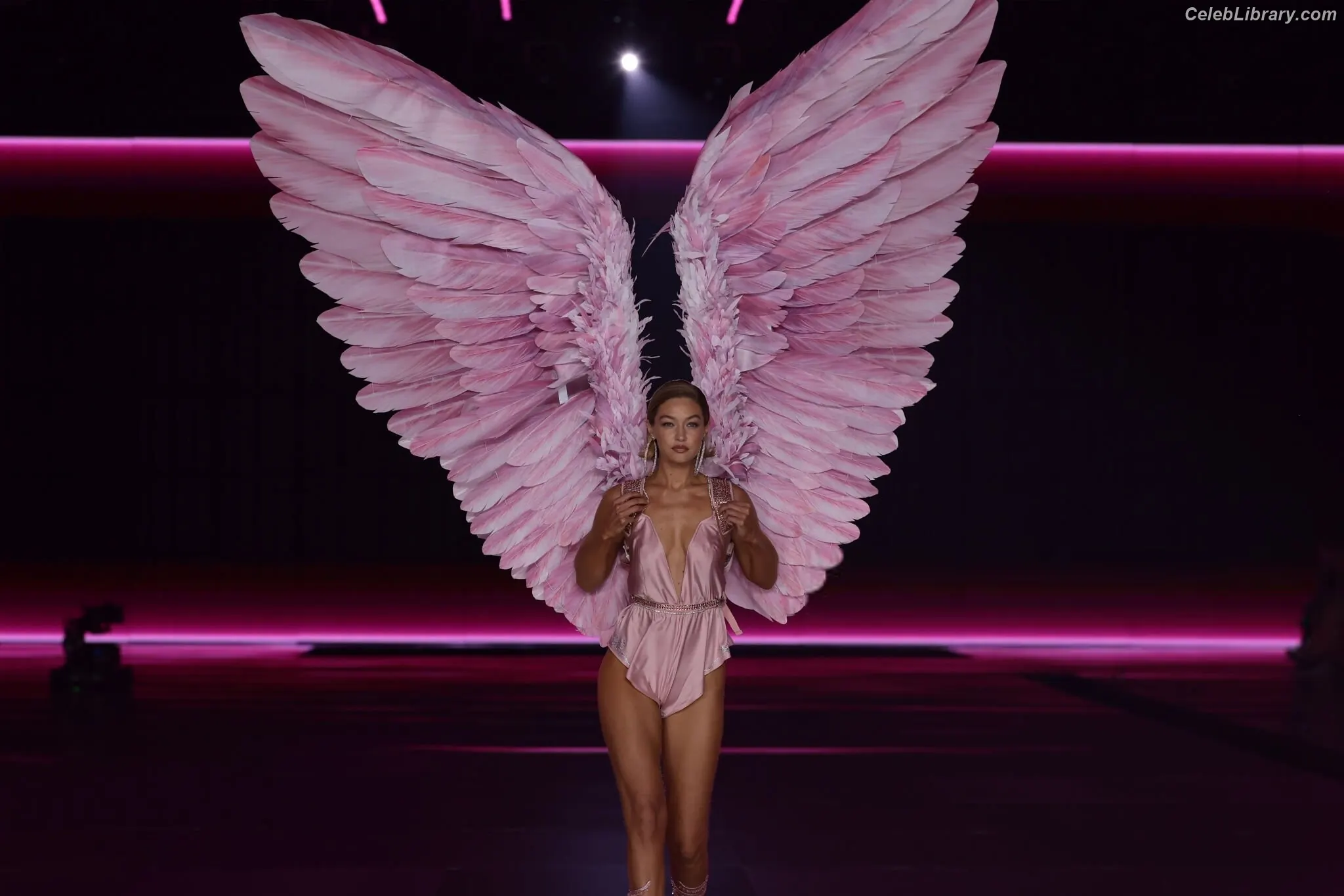 Gigi Hadid photo 21 of 762