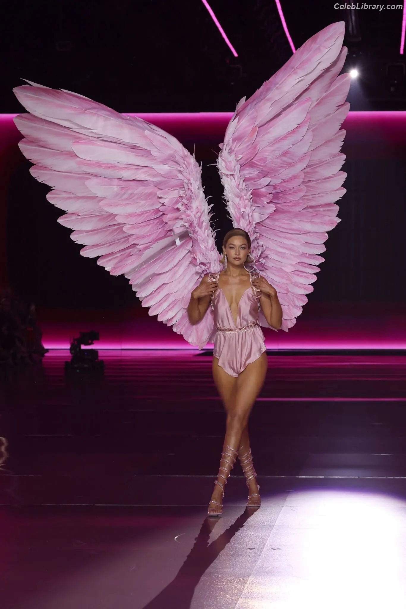 Gigi Hadid photo 8 of 762