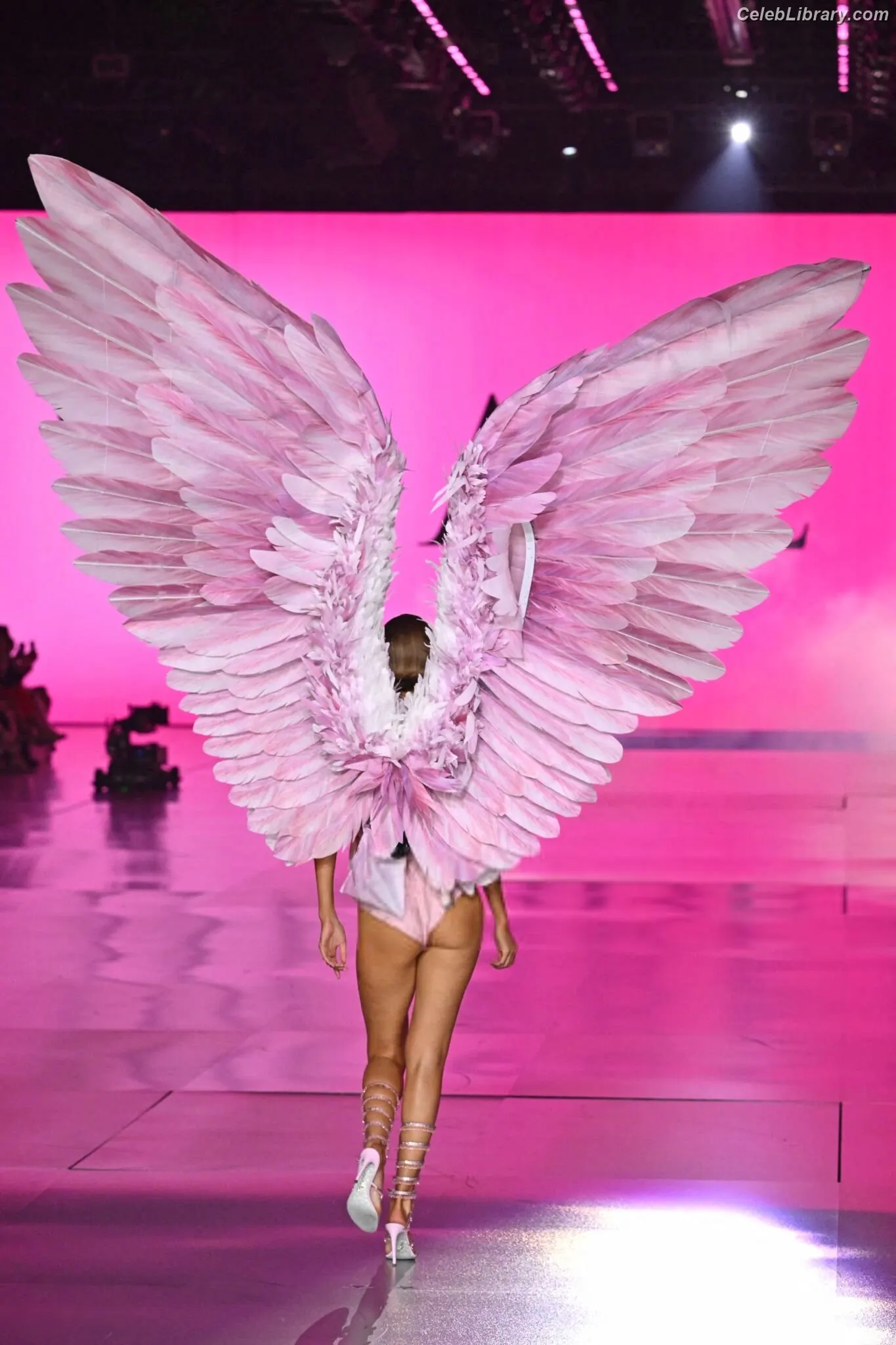 Gigi Hadid photo 1 of 762