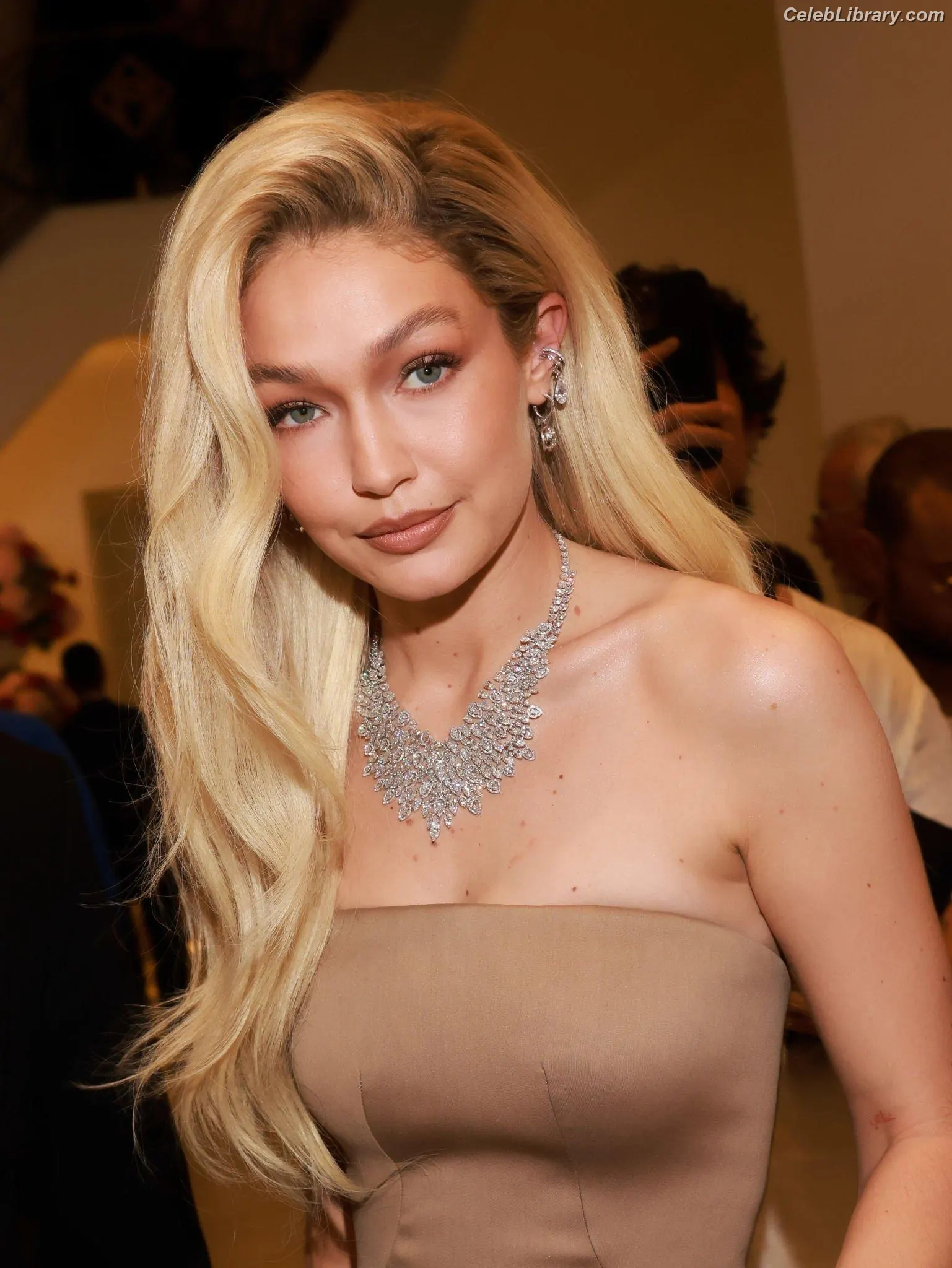 Gigi Hadid photo 2 of 762