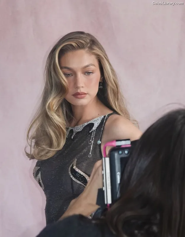 Gigi Hadid photo 3 of 763
