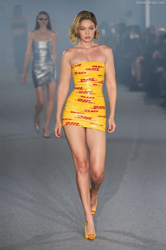 Gigi Hadid photo 2 of 763