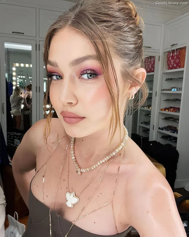 Gigi Hadid photo 15 of 763