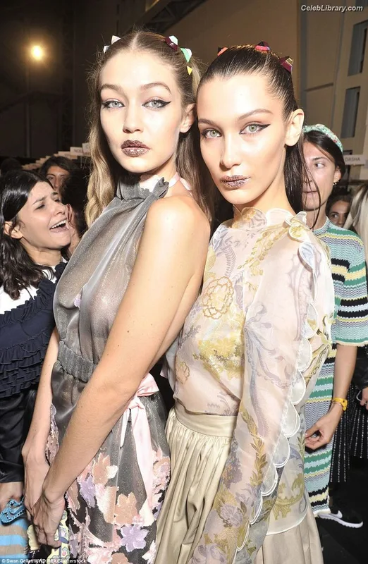 Gigi Hadid photo 8 of 763