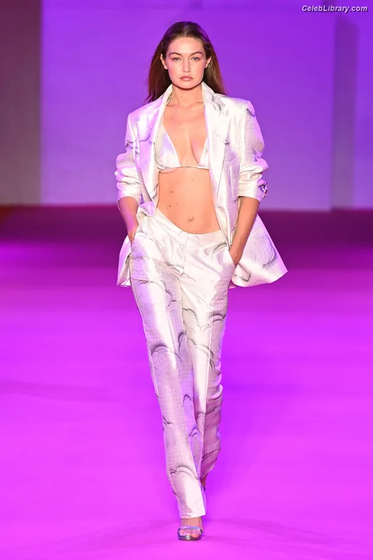 Gigi Hadid photo 16 of 763