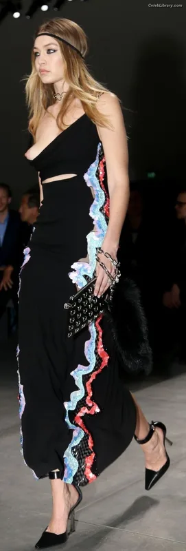 Gigi Hadid photo 1 of 763