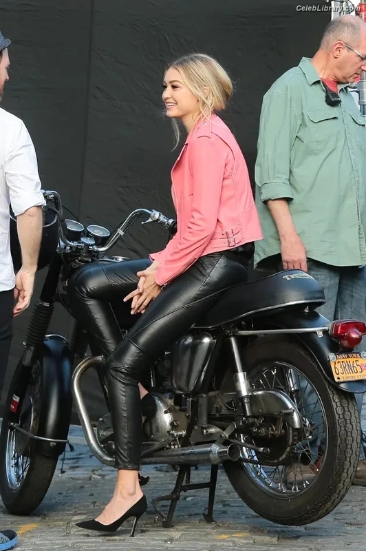 Gigi Hadid photo 6 of 763
