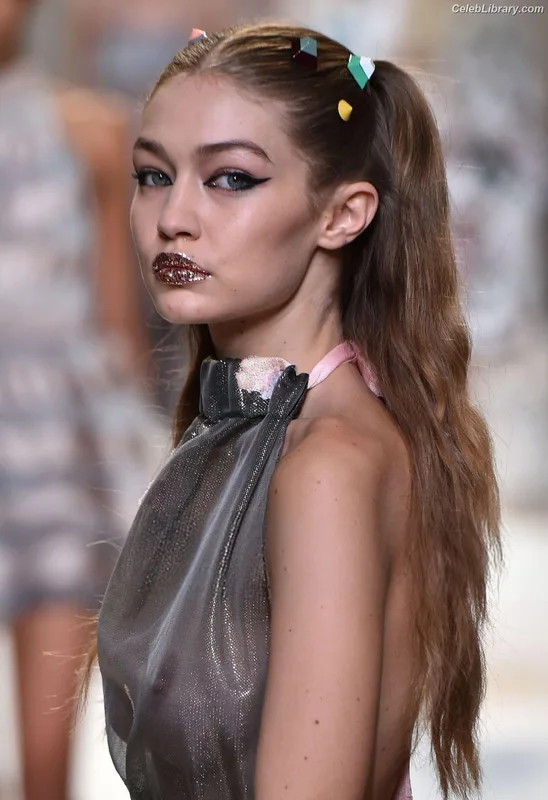 Gigi Hadid photo 16 of 763