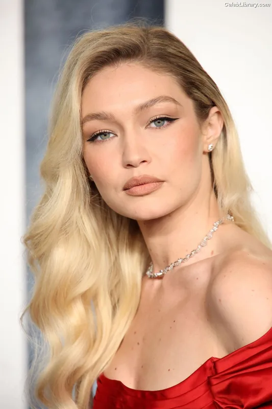 Gigi Hadid photo 12 of 763