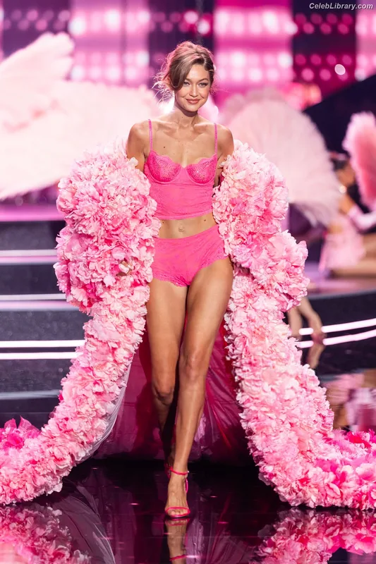 Gigi Hadid photo 22 of 763