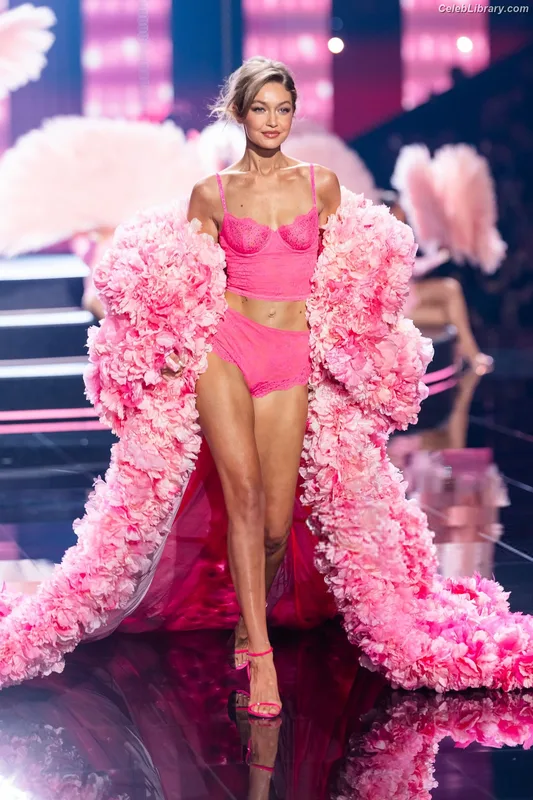 Gigi Hadid photo 23 of 763